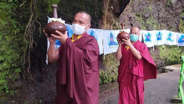 Pengambilan Air Berkah Jelang Waisak di Temanggung