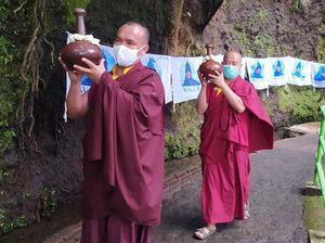 Pengambilan Air Berkah Jelang Waisak di Temanggung
