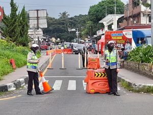 Lalin Puncak Bogor Mulai Padat, Polisi Berlakukan One Way Arah Jakarta