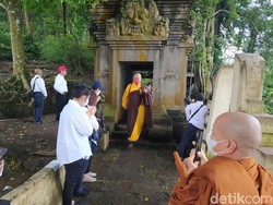 Air Berkah dari Umbul Jumprit Temanggung Dibawa ke Candi Mendut