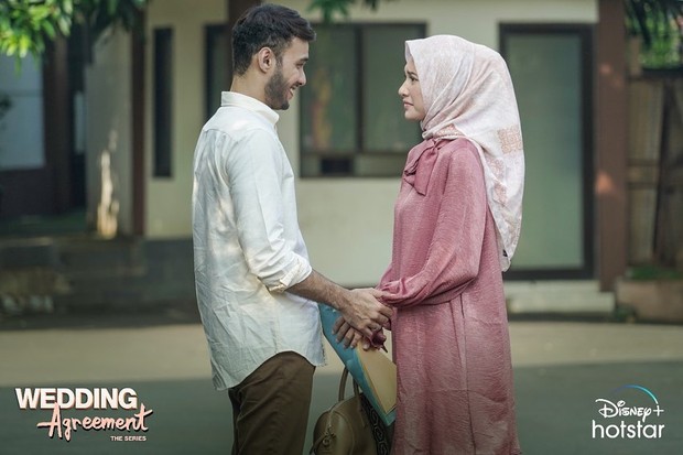 Refal Hady mengenakan kemeja (inspirasi office look)/instagram.com/weddingagreemnetseries Tampil simple dan casual untuk pergi ke kantor dengan mengenakan setelan kemaja putih dan celana chinno by Refal Hady.