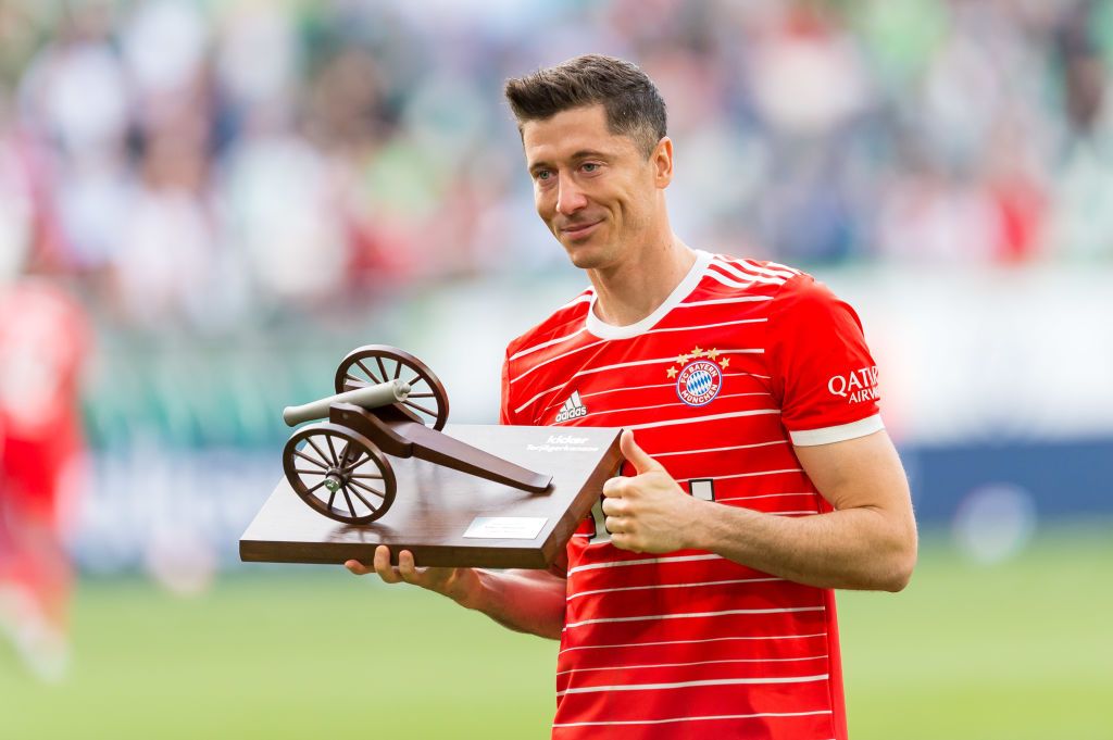 WOLFSBURG, GERMANY - MAY 14: Robert Lewandowski of Bayern Muenchen with the Kicker Goalscorer's Crown after the Bundesliga match between VfL Wolfsburg and FC Bayern München at Volkswagen Arena on May 14, 2022 in Wolfsburg, Germany. (Photo by Nico Paetzel/vi/DeFodi Images via Getty Images)