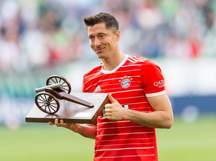 WOLFSBURG, GERMANY - MAY 14: Robert Lewandowski of Bayern Muenchen with the Kicker Goalscorer's Crown after the Bundesliga match between VfL Wolfsburg and FC Bayern München at Volkswagen Arena on May 14, 2022 in Wolfsburg, Germany. (Photo by Nico Paetzel/vi/DeFodi Images via Getty Images)