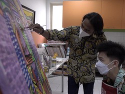 Kisah Kak Toto Guru Lukis Autis, Dicakar, Digigit, Dijambak Sudah Biasa!