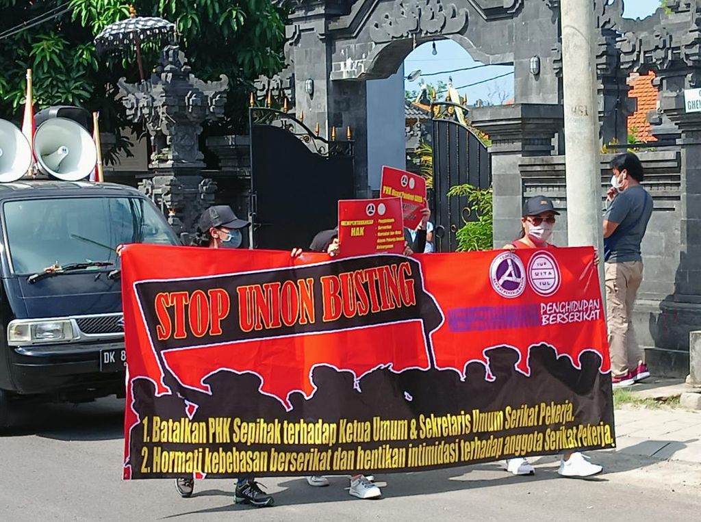 Geruduk Ayana Resort Bali, Eks Karyawan Sebut Telah 4 kali Mediasi Geruduk Ayana Resort Bali, Eks Karyawan Sebut Telah 4 kali Mediasi