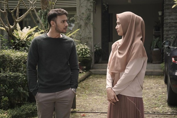 Tampil casual ke kantor dengan sweater/instagram.com/indahpermatas Pasangan kamu juga bisa kok tampil simple dengan mengankan sweater saat pergi ke kantor.