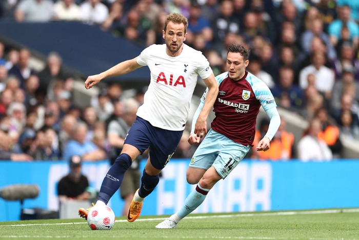 LONDON, ENGLAND - MAY 15: Harry Kane of Tottenham Hotspur is challenged by Connor Roberts of Burnley during the Premier League match between Tottenham Hotspur and Burnley at Tottenham Hotspur Stadium on May 15, 2022 in London, England. (Photo by Ryan Pierse/Getty Images)