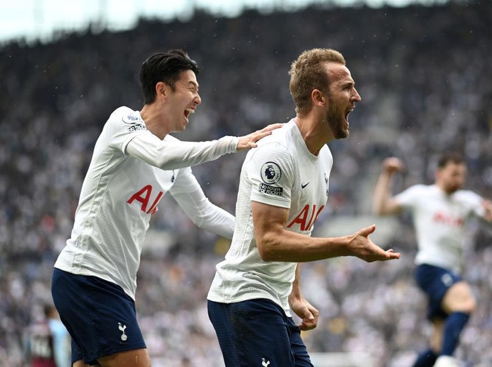 LONDON, ENGLAND - MAY 15: Harry Kane celebrates with Heung-Min Son of Tottenham Hotspur after scoring their team's first goal during the Premier League match between Tottenham Hotspur and Burnley at Tottenham Hotspur Stadium on May 15, 2022 in London, England. (Photo by Shaun Botterill/Getty Images)
