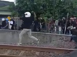 Viral Aksi Saling Lempar Batu Antarperguruan Silat di Kota Madiun