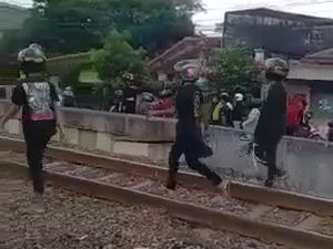Massa Pesilat yang Saling Lempar Batu Kena Rumah Warga Tak Ada yang Diamankan Massa Pesilat yang Saling Lempar Batu Kena Rumah Warga Tak Ada yang Diamankan