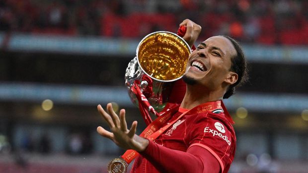 Liverpool's Dutch defender Virgil van Dijk celebrates with the trophy after winning the English FA Cup final football match between Chelsea and Liverpool, at Wembley stadium, in London, on May 14, 2022. - - NOT FOR MARKETING OR ADVERTISING USE / RESTRICTED TO EDITORIAL USE (Photo by Ben Stansall / AFP) / NOT FOR MARKETING OR ADVERTISING USE / RESTRICTED TO EDITORIAL USE (Photo by BEN STANSALL/AFP via Getty Images)