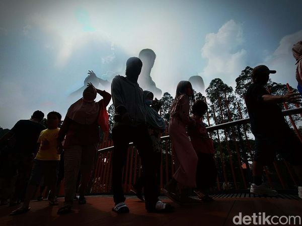 Warga Tumpah Ruah di Tebet Eco Park