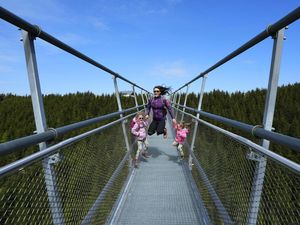 Wisatawan Beraksi di Jembatan Gantung Terpanjang Dunia
