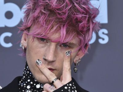 Potret Kuku Rp 430 Juta Machine Gun Kelly di BBMA 2022