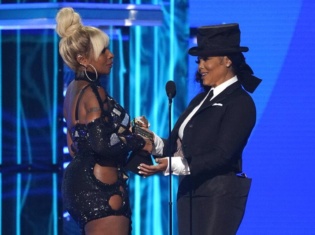Janet Jackson Serahkan Piala Billboard Music Awards Icon ke Mary J Blige