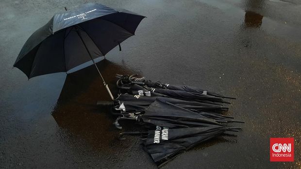 Aksi Kamisan ke-272 diiringi hujan, belasan payung hitam disediakan untuk massa aksi
