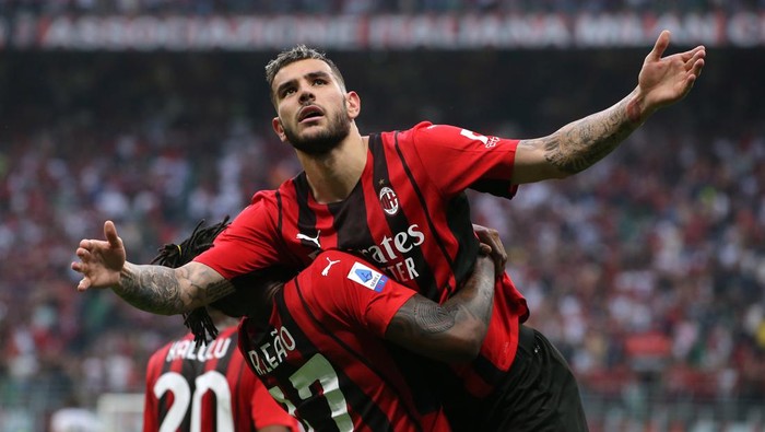 MILAN, ITALY - MAY 15: Theo Hernandez of AC Milan celebrates with team mates after scoring to give the side a 2-0 lead during the Serie A match between AC Milan and Atalanta BC at Stadio Giuseppe Meazza on May 15, 2022 in Milan, Italy. (Photo by Jonathan Moscrop/Getty Images)