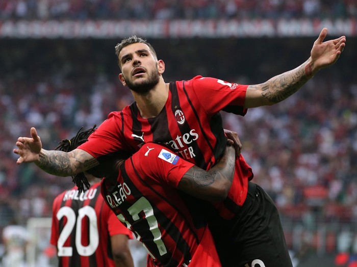 MILAN, ITALY - MAY 15: Theo Hernandez of AC Milan celebrates with team mates after scoring to give the side a 2-0 lead during the Serie A match between AC Milan and Atalanta BC at Stadio Giuseppe Meazza on May 15, 2022 in Milan, Italy. (Photo by Jonathan Moscrop/Getty Images)
