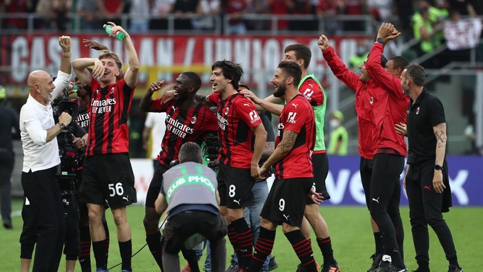 MILAN, ITALY - MAY 15: Players of AC Milan celebrate following the Serie A match between AC Milan and Atalanta BC at Stadio Giuseppe Meazza on May 15, 2022 in Milan, Italy. (Photo by Marco Luzzani/Getty Images)