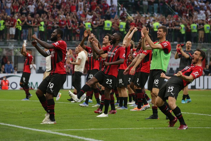 MILAN, ITALY - MAY 15: AC milan players celebrate following the final whistle of the Serie A match between AC Milan and Atalanta BC at Stadio Giuseppe Meazza on May 15, 2022 in Milan, Italy. (Photo by Jonathan Moscrop/Getty Images)
