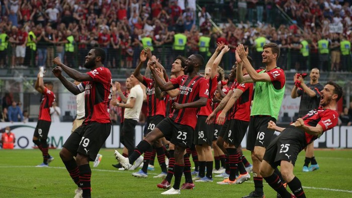 MILAN, ITALY - MAY 15: AC milan players celebrate following the final whistle of the Serie A match between AC Milan and Atalanta BC at Stadio Giuseppe Meazza on May 15, 2022 in Milan, Italy. (Photo by Jonathan Moscrop/Getty Images)