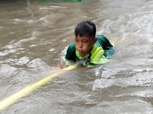 Warga Belawan Terendam Banjir Rob Ketinggian hingga 1 Meter Warga Belawan Terendam Banjir Rob Ketinggian hingga 1 Meter