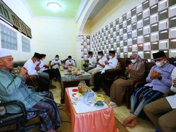 Bupati Ipuk Ziarah dan Sowan Kiai Sepuh Banyuwangi