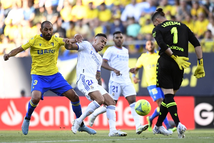 Real Madrids Mariano Diaz, centre, challenges for the ball with Cadizs Fali, left and Cadizs goalkeeper Jeremias Ledesma during a Spanish La Liga soccer match between Cadiz and Real Madrid at the Nuevo Mirandilla stadium in Cadiz, Spain, Sunday, May 15, 2022. (AP Photo/Jose Breton)