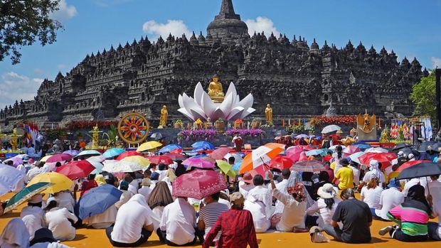 Umat Budha bermeditasi saat detik-detik perayaan Tri Suci Waisak 2566 BE/2022 di pelataran candi Borobudur, Magelang, Jateng, Senin (16/5/2022). Waisak tahun ini mengusung tema “Jalan Kebijaksanaan Menuju Kebahagiaan Sejati”.ANTARA FOTO/Anis Efizudin/rwa.