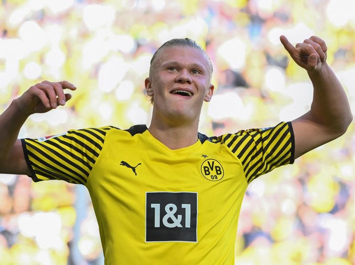 Dortmund's Norwegian forward Erling Braut Haaland celebrates scoring the 6-0 goal during the German first division Bundesliga football match Borussia Dortmund v VfL Wolfsburg in Dortmund, western Germany, on April 16, 2022. - DFL REGULATIONS PROHIBIT ANY USE OF PHOTOGRAPHS AS IMAGE SEQUENCES AND/OR QUASI-VIDEO 
ALTERNATIVE CROP (Photo by INA FASSBENDER / AFP) / DFL REGULATIONS PROHIBIT ANY USE OF PHOTOGRAPHS AS IMAGE SEQUENCES AND/OR QUASI-VIDEO 
ALTERNATIVE CROP (Photo by INA FASSBENDER/AFP via Getty Images)