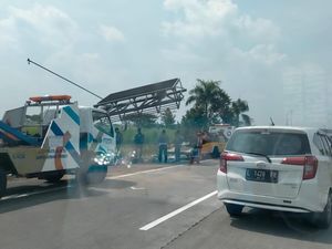Tol Mojokerto-Surabaya Padat, Ada Evakuasi Bus dengan Crane