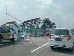 Tol Mojokerto-Surabaya Padat, Ada Evakuasi Bus dengan Crane