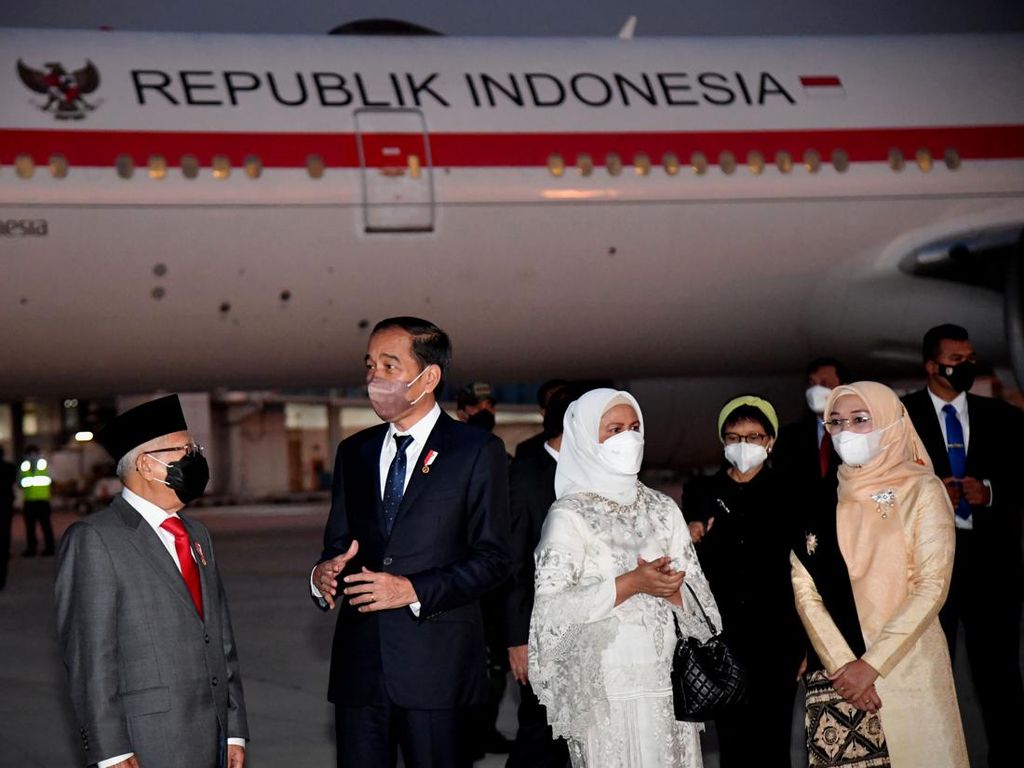 Foto-foto Jokowi Disambut Maruf Amin Saat Tiba di Indonesia