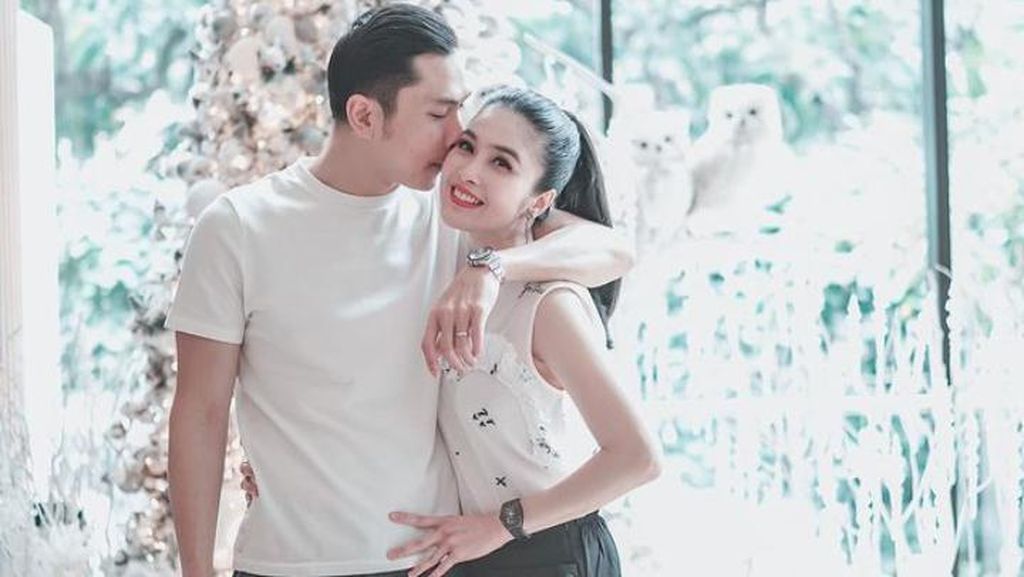 Momen Romantis Sandra Dewi dan Suami Saat Sarapan dan Rayakan Ultah