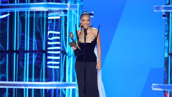 7 Gaya Doja Cat di Billboard Music Awards 2022 Bikin Heboh, Tampil Topless