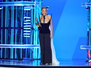 7 Gaya Doja Cat di Billboard Music Awards 2022 Bikin Heboh, Tampil Topless 7 Gaya Doja Cat di Billboard Music Awards 2022 Bikin Heboh, Tampil Topless