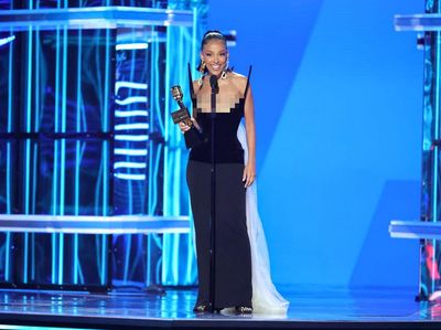 7 Gaya Doja Cat di Billboard Music Awards 2022 Bikin Heboh, Tampil Topless