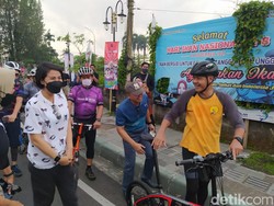 Pantau Kirab Waisak Sambil Gowes, Ganjar: Semoga Semua Berbahagia