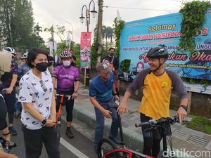 Pantau Kirab Waisak Sambil Gowes, Ganjar: Semoga Semua Berbahagia Pantau Kirab Waisak Sambil Gowes, Ganjar: Semoga Semua Berbahagia