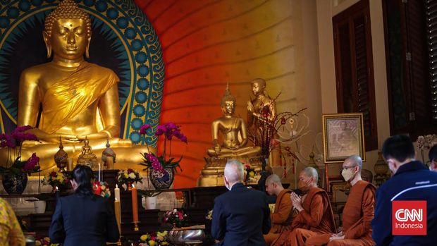 Umat Buddha melaksanakan sembahyang di altar patung Buddha saat Hari Raya Tri Suci Waisak 2566 Tahun Buddhis/2022 di Vihara Jakarta Dhammacakka Jaya, Jakarta, Senin (16/5/2022). (CNNIndonesia/Adi Ibrahim)