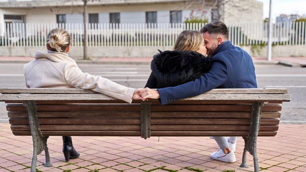 Ilustrasi Orang Ketiga/Foto: Canva/jmartinstock