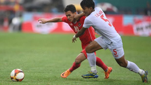 Pesepak bola Timnas Indonesia Egy Maulana Vikri (kiri) berebut bola dengan pesepak bola Timnas Myanmar Thet Hein Soe (kanan) dalam laga lanjutan Grup A Sepak Bola SEA Games 2021 Vietnam di Stadion Viet Tri, Phu Tho, Vietnam, Minggu (15/5/2022). Indonesia menang atas Myanmar dengan skor 3-1 dan memastikan Indonesia lolos ke semifinal. ANTARA FOTO/Zabur Karuru/YU