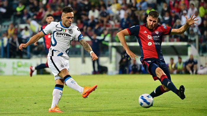 Inter Milan Menjaga Asa Juara Usai Kalahkan Cagliari Soccer Football - Serie A - Cagliari v Inter Milan - Sardegna Arena, Cagliari, Italy - May 15, 2022 Inter Milan's Lautaro Martinez scores their third goal REUTERS/Alberto Lingria