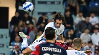 Laga Inter Milan vs Cagliari berlangsung di Sardegna Arena, Senin (16/5/2022) dini hari WIB. Nerazzurri memimpin 1-0 di babak pertama lewat gol Matteo Darmian.