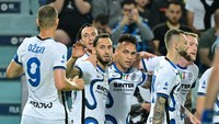 Si Ular Besar butuh keajaiban. Inter Milan bisa saja menjadi juara asal di laga terakhir menang dan berharap AC Milan tersandung.
