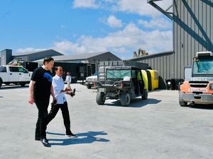 3 Fakta NAH Project Sepatu yang Dipakai Jokowi Ketemu Elon Musk 3 Fakta NAH Project Sepatu yang Dipakai Jokowi Ketemu Elon Musk