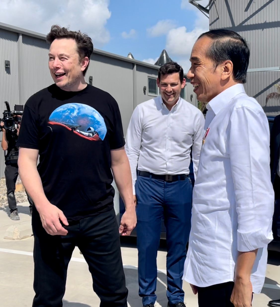 Jokowi kunjungi lokasi fasilitas produksi roket SpaceX bersama Elon Musk pada Sabtu (14/5/2022) lalu. Yuk, tengok lagi gaya Jokowi dan Elon Musk saat bertemu.