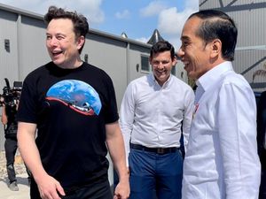 Intip Gaya Santai Ala Jokowi Vs Elon Musk Saat Blusukan ke Pabrik SpaceX