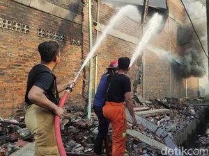 Kebakaran Pabrik Mebel di Trosobo Sidoarjo Padam, 10 Gudang Hangus Kebakaran Pabrik Mebel di Trosobo Sidoarjo Padam, 10 Gudang Hangus