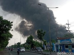 Pabrik Mebel di Trosobo Sidoarjo Terbakar
